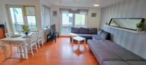 Modern Spacious 3 Bedroom City Centre Apartment - Free Parking - Private Balcony - Excellent Service